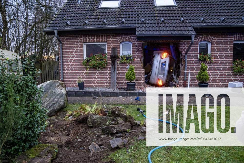 Car crashes into house in Geldern A car stands on its side in a hallway in Geldern on 20 12 2025 Before that, a 7-ton boulder was pushed aside Photo Arnulf Stoffel Funke Foto ServicesColorful Germany NRW Geldern Copyright ArnulfxStoffel