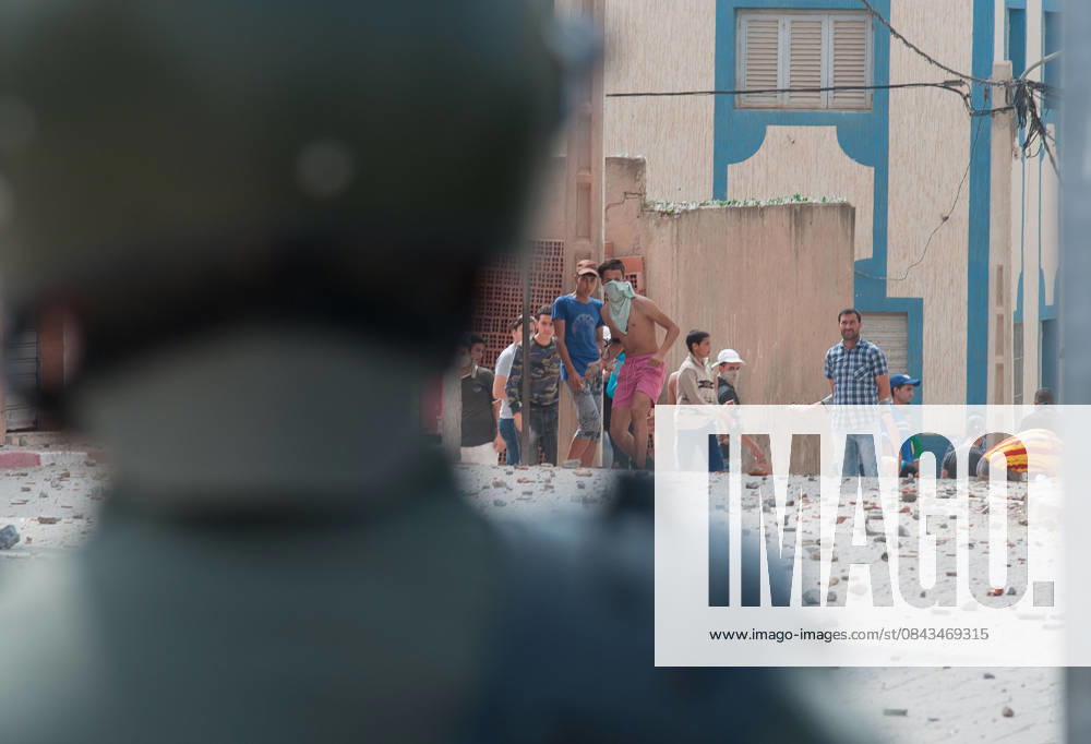 Protesters clash with security forces in Morocco AL HOCEIMA, MOROCCO - JUNE 2 : Protesters from Rif movement clash with security forces during a demonstration against government in Imzouren town near Al Hoceima city of Morocco on June 2, 2017. Fas World. Editorial use only. Please get in touch for any other usage.