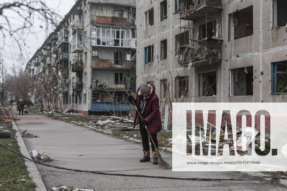Aftermath of Russian strike in Ukrainian city of Druzhkivka DRUZHKIVKA, UKRAINE - DECEMBER 21: Civilians clear debris after a Russian shelling of a residential area in Druzhkivka, Ukraine, 21 December 2025. Diego Herrera Carcedo Anadolu Donetsk Oblast Ukraine. Editorial use only. Please get in touch for any other usage.