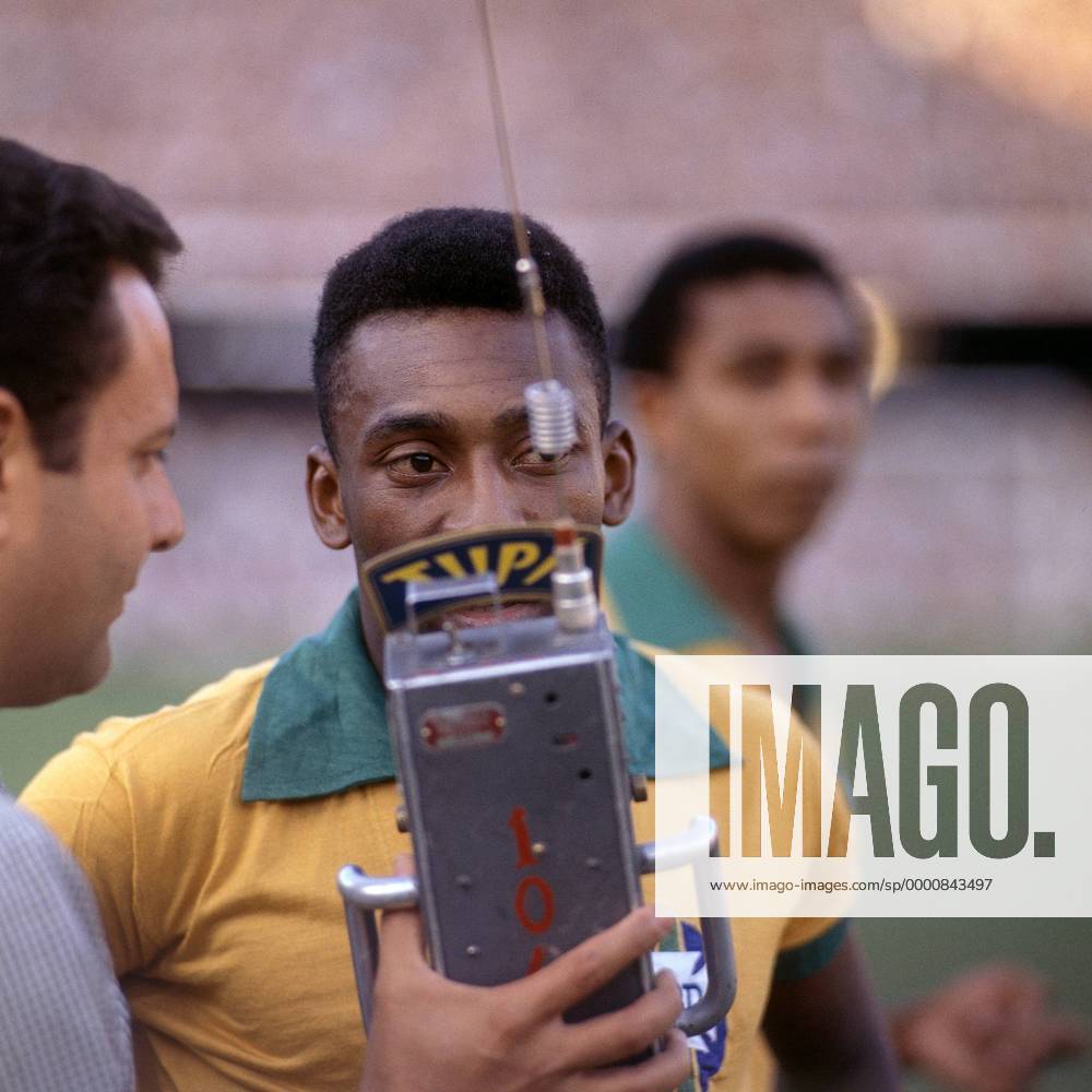 Pele (Brasilien) gibt dem brasilianischen Fernsehsender TV Tupi ein Interview Fußball Länderspiel Herren Nationalmannschaft 1965, Nationalteam, Nationaltrikot Gruppe Rio de Janeiro