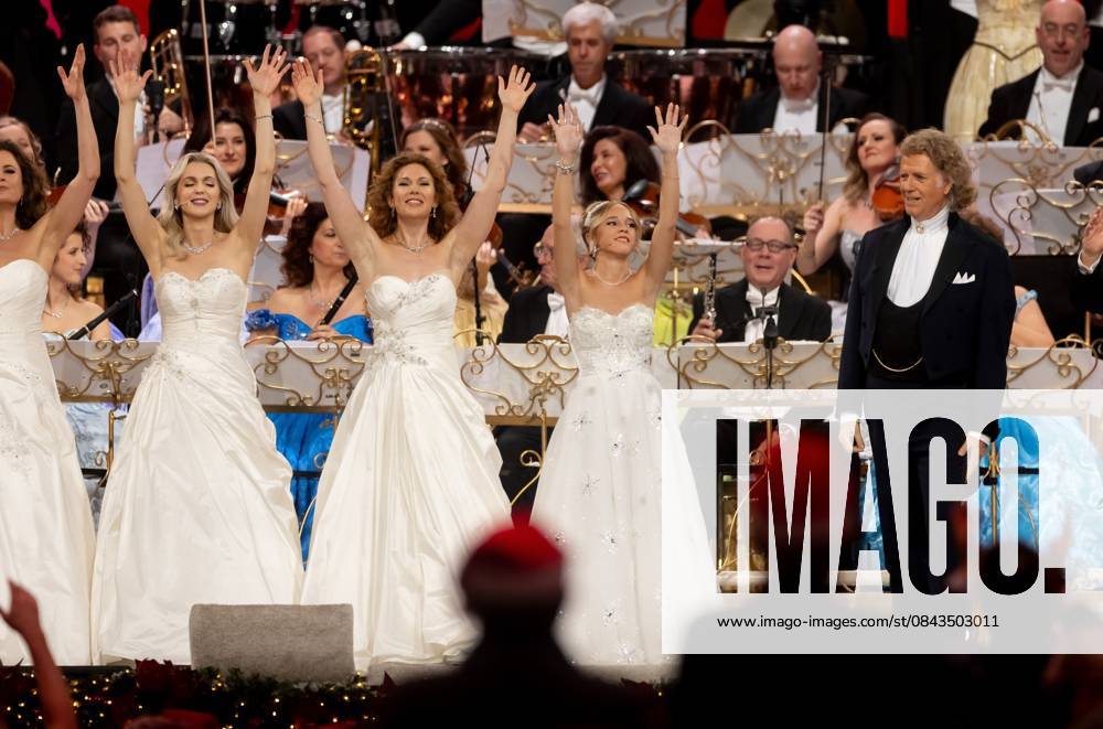 MAASTRICHT Emma Kok (right) during the last of André Rieu s six Christmas concerts at the MECC. Rieu is accompanied by his Johann Strauss Orchestra, soloists, dancers, and skaters. ANP IRIS VAN DEN BROEK netherlands out - belgium out