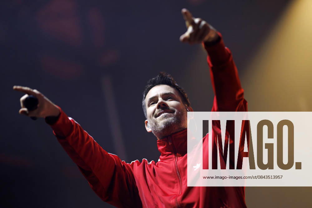 Singer Johannes Strate from the band Revolverheld at a concert as part of their tour at the Palladium Cologne, 21 12 2025 NRW Germany