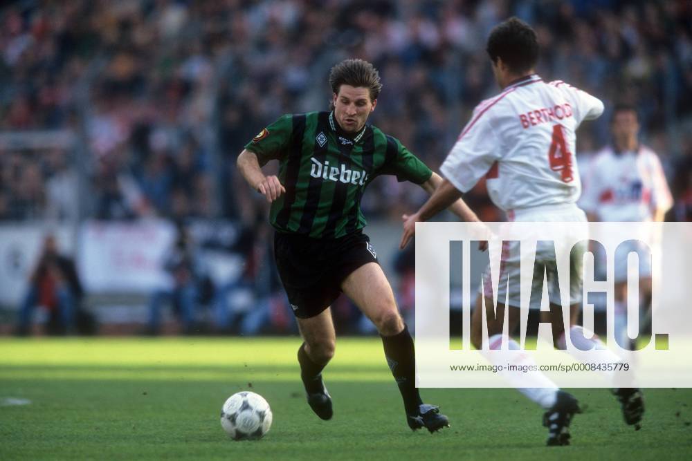 Thomas Kastenmaier (Borussia Mönchengladbach, li.) gegen Thomas Berthold (VfB Stuttgart) Aktion Gladbach Duell Dynamik Ball