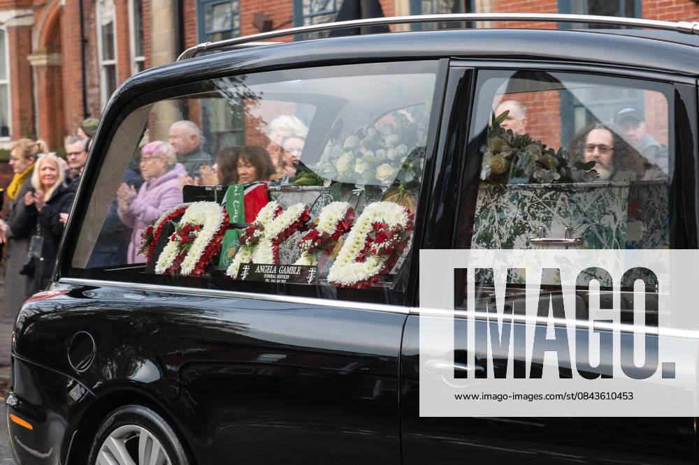 An ˜R Kid floral tribute by the casket of Gary Mani Mounfield, Bass Player in the Stone Roses and Primal Scream during the funeral procession through Heaton Moor, Stockport on 22 December 2025. 22 12 2025 Stockport Greater Manchester England Heaton Moor