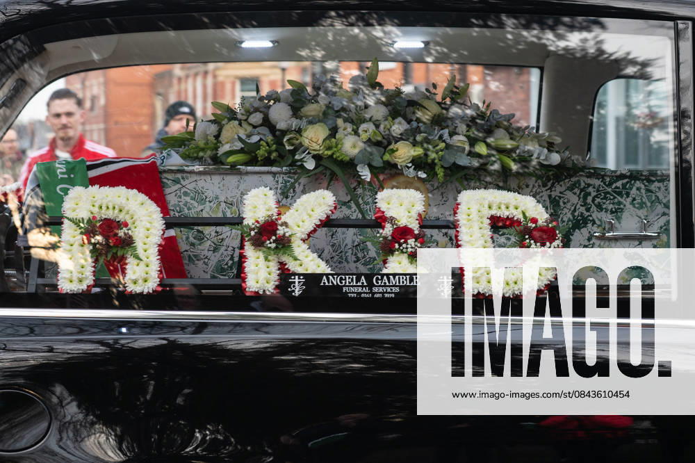 An ˜R Kid floral tribute by the casket of Gary Mani Mounfield, Bass Player in the Stone Roses and Primal Scream during the funeral procession through Heaton Moor, Stockport on 22 December 2025. 22 12 2025 Stockport Greater Manchester England Heaton Moor