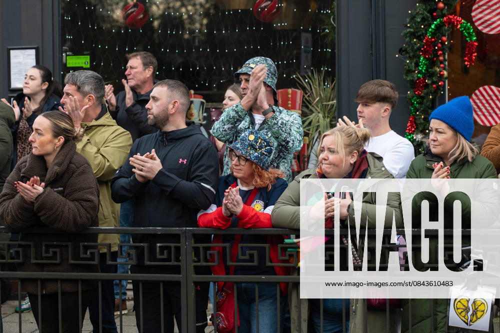 Onlookers applaud as the funeral procession of Gary Mani Mounfield, Bass Player in the Stone Roses and Primal Scream, makes its way through Heaton Moor, Stockport on 22 December 2025. 22 12 2025 Stockport Greater Manchester England Heaton Moor