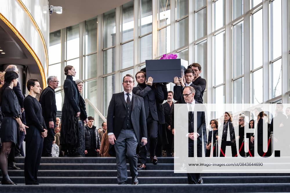 AMSTERDAM The coffin is carried out at the farewell ceremony for Hans van Manen at the Dutch National Opera & Ballet. Choreographer Van Manen has passed away at the age of 93. ANP DINGENA MOL netherlands out - belgium out