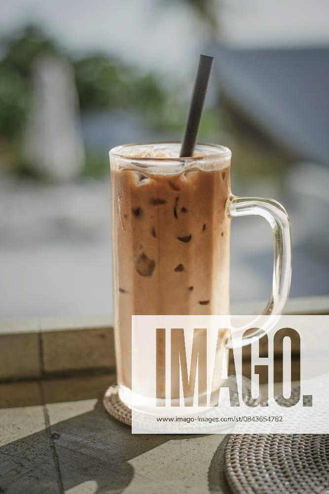 IMAGO Creative, Food, Trend, Iced Coffee A tall glass of iced coffee sits on a table Amlapura, Bali, Indonesia R_VDXM251218-1916670-01