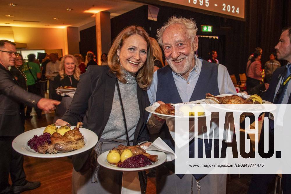 Abb Christiane Zander and Dieter Hallervorden the couple as celebrity waiters serving plates with Gaensekeuele red cabbage and dumplings at the 31 Frank Zander Christmas Party Christmas Dinner for Homeless and Needy People 2025 at Estrel Convention Center on December 22, 2025 in Berlin Berlin Germany