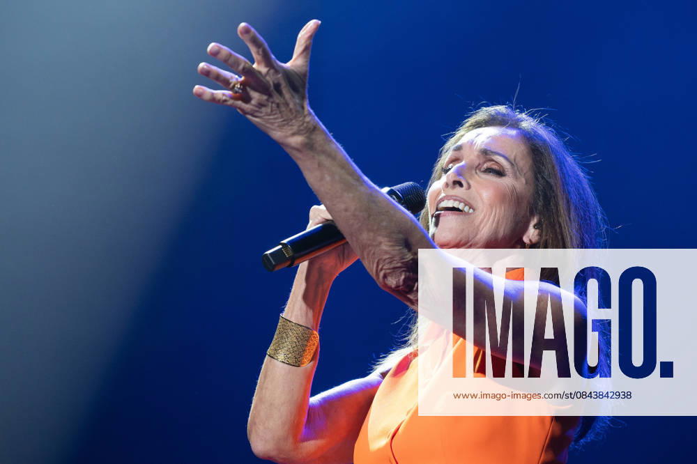 Singer Ana Belen performs during her concert at the Movistar Arena in Madrid, Madrid Spain - ZUMAs197 20251223_aaa_s197_092