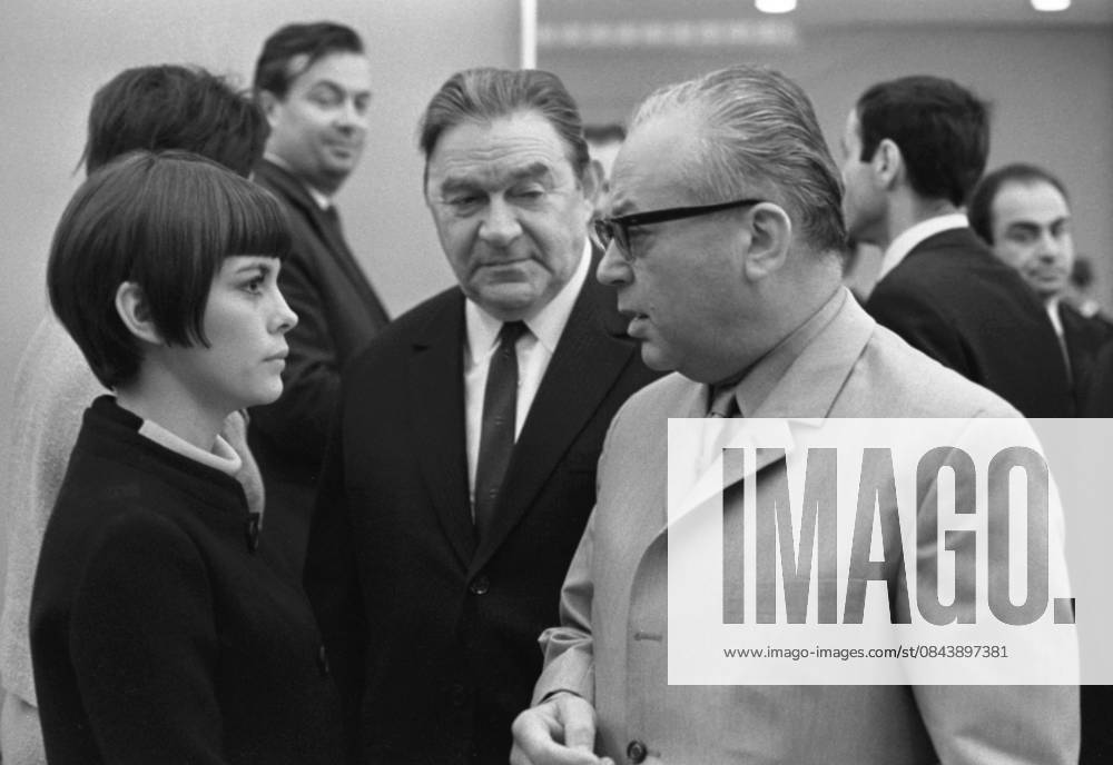 Moscow, USSR. French singer Mireille Mathieu, Soviet singer Leonid Utyosov and Soviet composer and conductor Nikita Bogoslovsky (L-R) attend the state reception by the Ministry of Culture of the USSR for the French Music Hall artists in the Kremlin Palace of Congresses. Valentin Mastyukov TASS 32412653