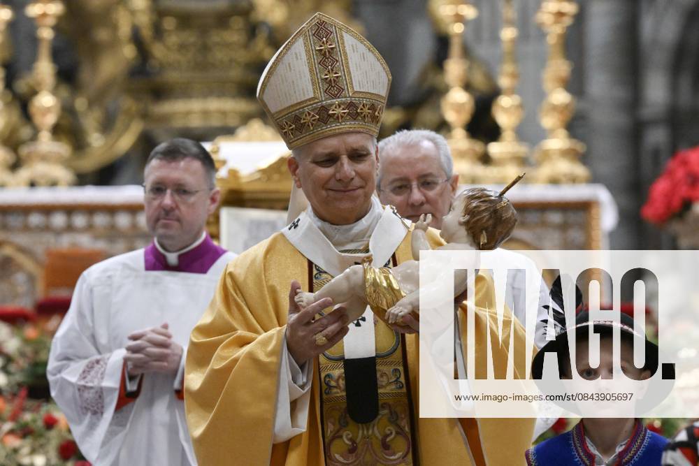 ITALY - POPE LEO XIV DURING THE CHRISTMAS EVE MASS AT ST PETER S BASILICA IN THE VATICAN - 2025 12 24 Italy, Rome, Vatican, 2025 12 24 Pope Leo XIV during the Christmas Eve mass at St Peter s Basilica in the Vatican - NO BOOKS