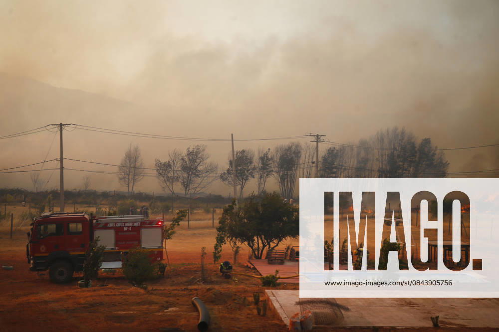 Firefighters are working on the red alert decreed for the communes of Maule due to forest fires near inhabited areas Jose Robles Aton Chile, Aton 1114199