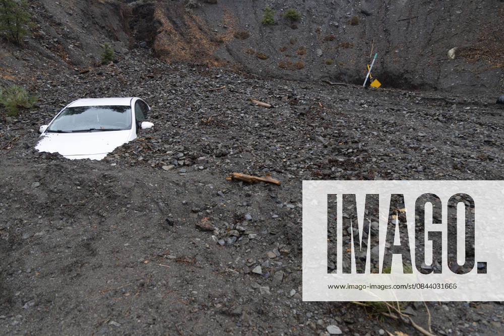 A car is engulfed in mud after a flood hit the mountain town of Wrightwood following a powerful storm in Southern California. Wrightwood USA - ZUMAh182 20251226_znp_h182_029