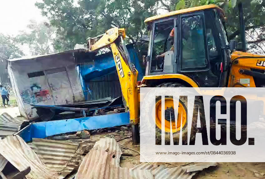 District Administration demolishes 35 illegal shops worth 5 Crore in Sitapur Sitapur Uttar Pradesh , Dec 27 (ANI): District Administration demolishes 35 illegal shops worth 5 Crore, in Sitapur on Saturday. (Tehsildar Sadar ANI Video Grab) Sitapur Uttar Pradesh India
