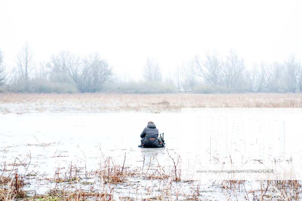 A person is seen getting ready to skate on the freezing lake. After several days of sub-zero temperatures during the night, the water of some lakes started to freeze over. People took the chance to skate on one of the frozen lakes close to the Dutch city of Nijmegen. It takes at least four whole days of below-freezing temperatures to form ice thats safe to walk and skate on, and that only applies to ponds or lakes with no currents. Nijmegen Netherlands - ZUMAs197 20251227_aab_s197_062