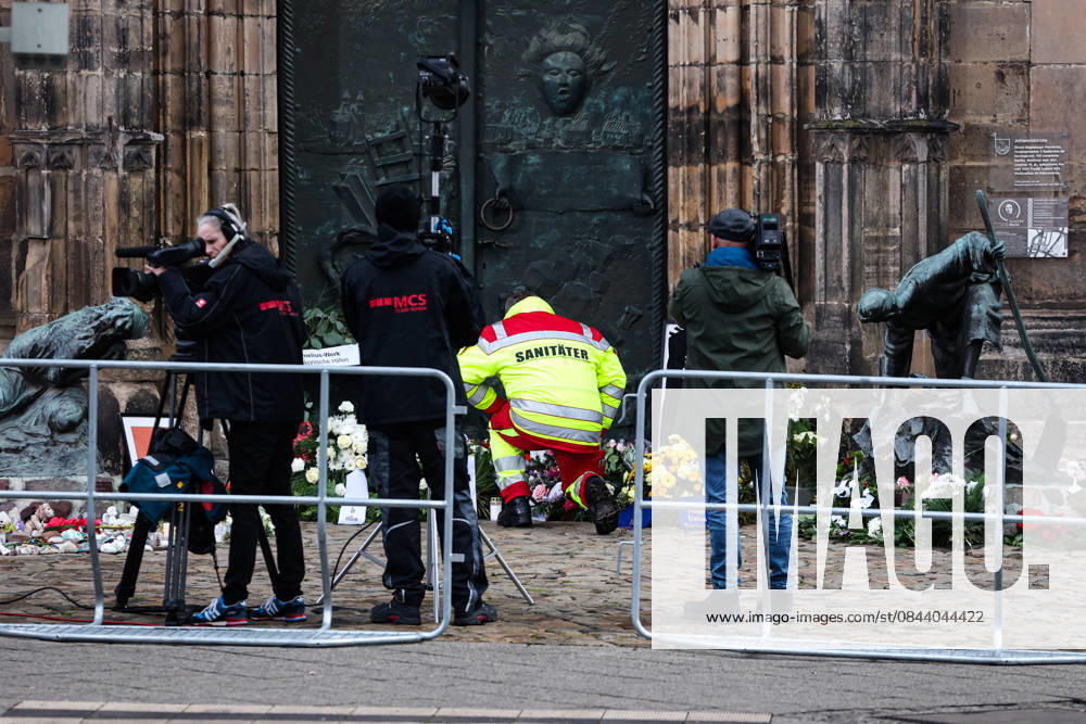 A paramedic kneels at the memorial site in front of St. Johns Church Commemorative event in Magdeburg Saxony-Anhalt , churches and the state capital invite you to a memorial service in St. Johns Church on December 20 The ecumenical service begins at 11 a.m. The attack on the Magdeburg Christmas market marks the first anniversary in the state capital on December 20, 2025