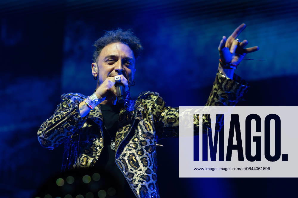 Shinova performs in Madrid, Spain - 27 Dec 2025 Singer Gabriel de la Rosa, of the band Shinova performs during the concert at the Movistar Arena. Madrid Spain