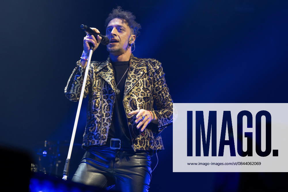 Singer Gabriel de la Rosa, of the band Shinova performs during the concert at the Movistar Arena. Madrid Spain - ZUMAs197 20251227_aaa_s197_114