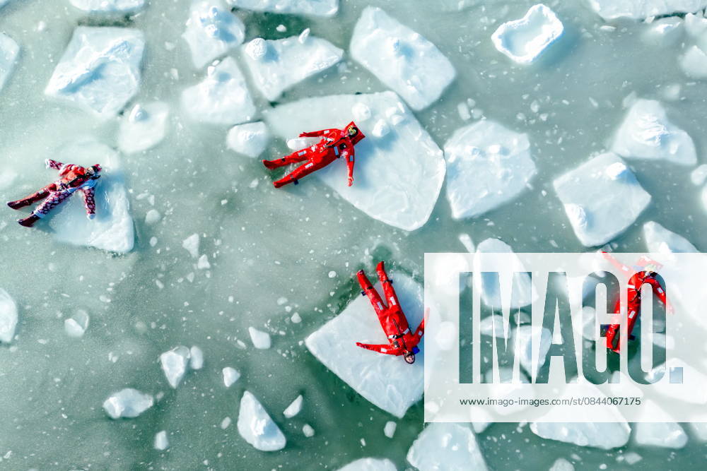 RUSSIA, VLADIVOSTOK - DECEMBER 28, 2025: People dry thermal suits enjoy the recreational activity of ice floating in Akhlyostysheva Bight at Russky Island in winter. Yuri Smityuk TASS 86758510