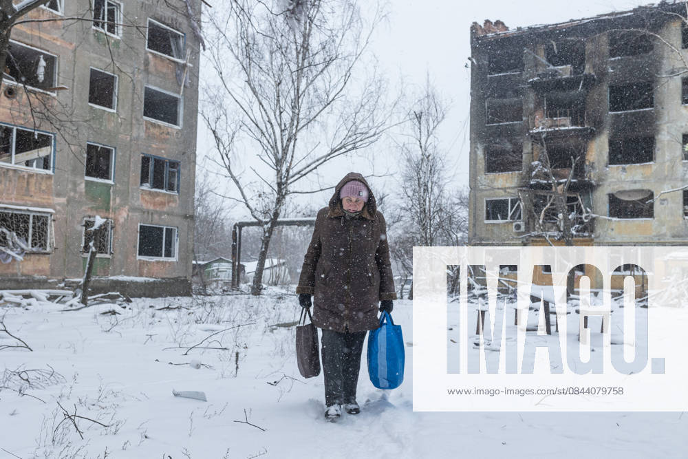 Aftermath of a Russian shelling in Kostiantynivka KOSTIANTYNIVKA, UKRAINE - DECEMBER 28: A woman walks with her belongings in front of a residential building damaged by Russian bombing in Kostiantynivka, Ukraine, on 28 December 2025. Despite ongoing attacks and harsh winter conditions, daily life continues in Kostiantynivka. Diego Herrera Carcedo Anadolu Kostiantynivka Ukraine. Editorial use only. Please get in touch for any other usage.