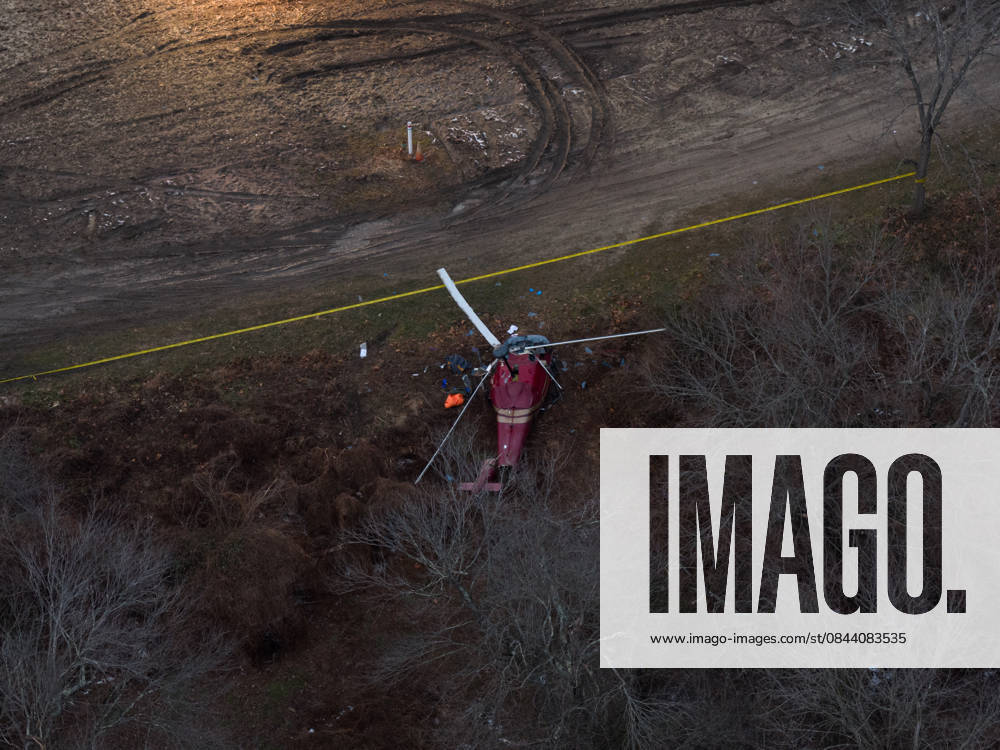 Deadly Helicopter Collision in New Jersey HAMMONTON, NEW JERSEY, UNITED STATES - DECEMBER 28: Authorities and investigators work the scene where police are securing wreckage following an inflight collision involving an Enstrom 280C helicopter and an Enstrom F-28A helicopter in Hammonton, New Jersey, United States on Sunday, December 28, 2025. Police said they received reports at approximately 11:25 a.m. ET of an aviation crash involving two helicopters, both of which went down following the collision. One person was killed and another person is in critical condition. Lokman Vural Elibol Anadolu New Jersey United States. Editorial use only. Please get in touch for any other usage.