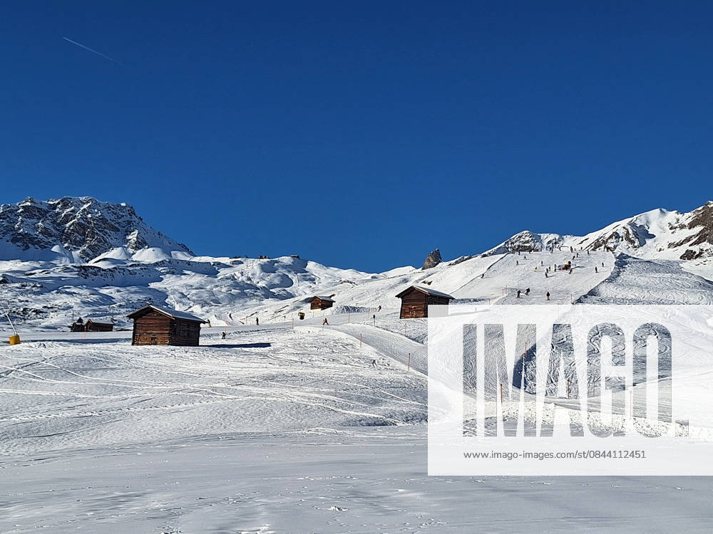 Arosa, Lenzerheide Themed picture lack of snow in the Alps, skiing, skiers on ski slopes in the Alpine region of Arosa and Lenzerheide in Graubünden, Switzerland Themed picture lack of snow in the Alps, skiin