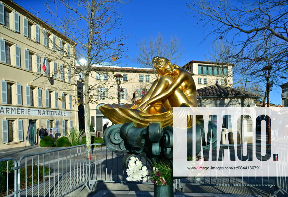 Illustration of the statue of Brigitte Bardot in Saint Tropez, the day after the actresss death at the age of 91 Inaugurated in 2017, the 2.5-meter sculpture, inspired by a watercolor by Italian erotic comic master Milo Manara depicting the star, is erected in front of the Gendarmerie and Cinema Museum Christian Liewig Bestimage Illustration of the statue of Brigitte Bardot in Saint Tropez, the day after the actresss death at the age of 91 Inaugurated in 2017, the 2 5 meter sculpture, inspired by a watercolor by the Italian master of erotic comics, Milo Manara, depicting the star, is erected in front of the Gendarmerie and Cinema Museum Saint Tropez France