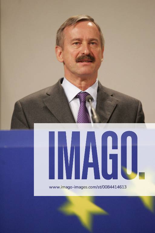 20070709 - BRUSSELS, BELGIUM: Estonian Siim Kallas, European Commission vice-president and Commissioner for Administrative Affairs, Audit and Anti-Fraud delivers a speech at the start of the Eurogroup meeting, at the European Union Headquarters, in Brussels, Monday 09 July 2007. FRANCOISxWALSCHAERTS x7041764x