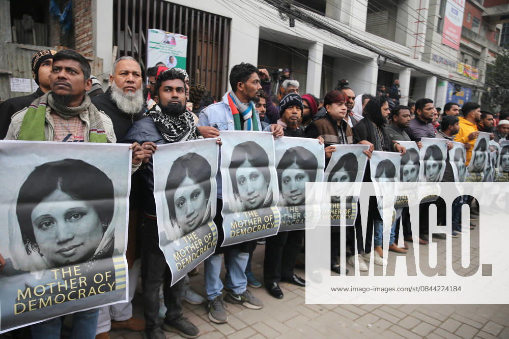 Supporters of Bangladesh s former prime minister Khaleda Zia hold posters with her portrait as they mourn her death outside the Evercare hospital in Dhaka on December 30, 2025. Zia, who many believed would sweep elections next year to lead her country once again, died on December 30 aged 80, her party said. Dhaka Bangladesh - ZUMAr336 20251230_zip_r336_001
