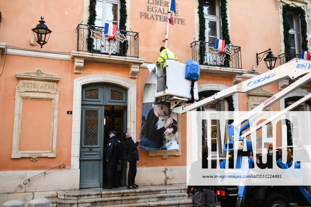 Brigitte Bardot Portraits Installed - Saint Tropez The Saint Tropez Town Hall installs two portraits of Brigitte Bardot on the building’s façade in Saint Tropez, France on December 30, 2025, following the death of the actress, singer and animal rights activist at the age of 91 in her home. Photo by Florian Poitout ABACAPRESS.COM Saint Tropez France