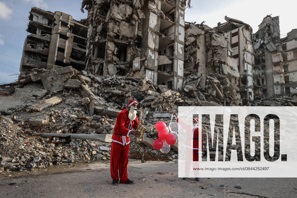 Volunteers dressed as Santa bring joy to children in Gaza GAZA CITY, GAZA - DECEMBER 30: Two young Palestinian volunteers dressed as Santa Claus tour neighborhoods in Gaza City, Gaza, reduced to rubble by Israeli attacks, offering moments of relief to children, on December 30, 2025. Through games and small performances, the volunteers help bring smiles to the faces of Gaza s children, easing their distress. Ali Jadallah Anadolu Gaza City Gaza. Editorial use only. Please get in touch for any other usage.