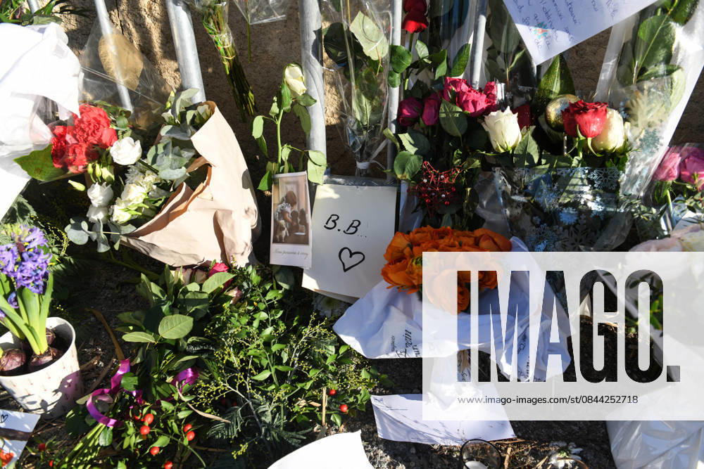 Hommage To Brigitte Bardot Outside Her House - Saint Tropez Supporters of Brigitte Bardot lay flowers, objects representing animals, and letters in memory of Brigitte Bardot outside her home, in Saint Tropez, France, on December 30, 2025. Photo by Florian Poitout ABACAPRESS.COM Saint Tropez France
