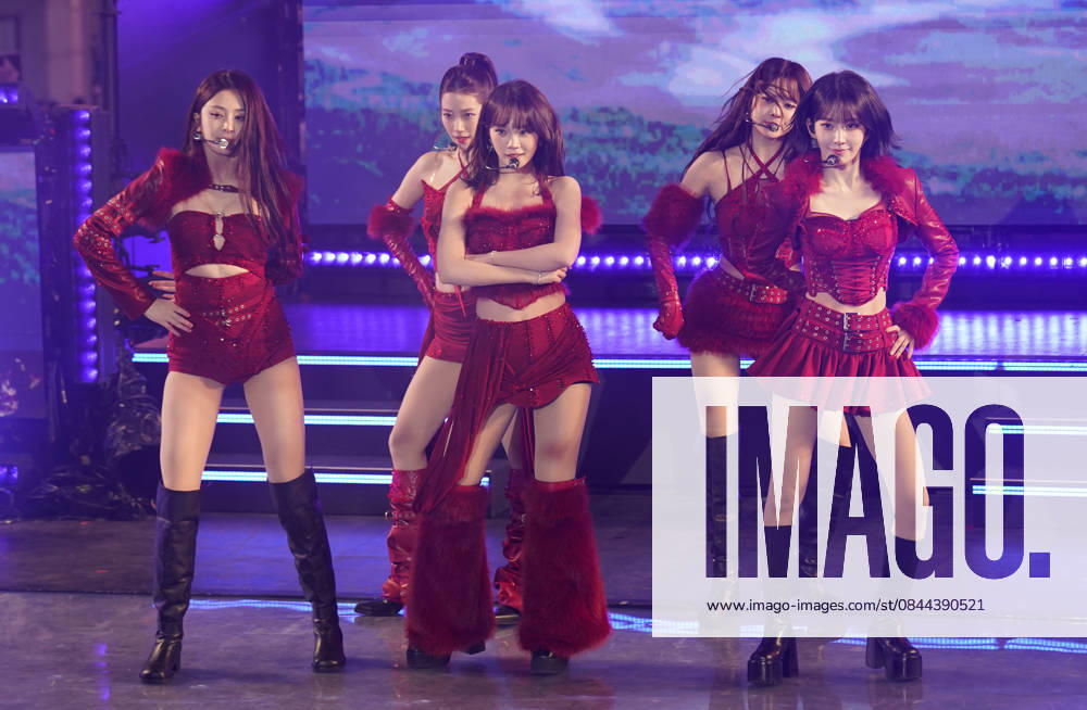 South Korean girl group LE SSERAFIM performs as thousands of revelers gather in Times Square to bring in the new year, in New York City on Wednesday, December 31, 2025. Crowds have gathered to watch the iconic ball drop from the skyscraper at One Times Square on New Year s for more than a century. NYP20251231914 DEREKxFRENCH