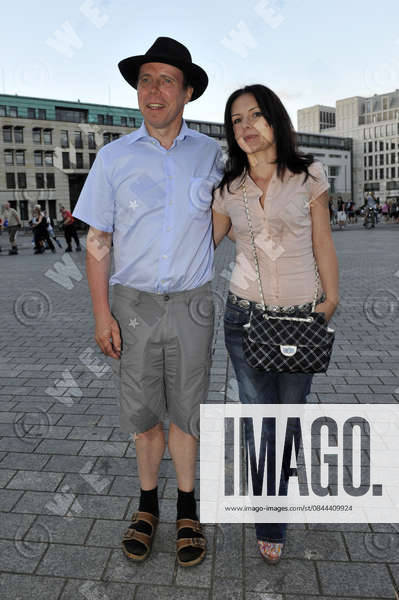 Gunther von Hagens vor dem Brandenburg Controversial Bodyworlds anatomist Gunther von Hagens and his girlfriend posing in front of the Brandenburg Gate (Brandenburger Tor)., Berlin, Germany WENN 8707221