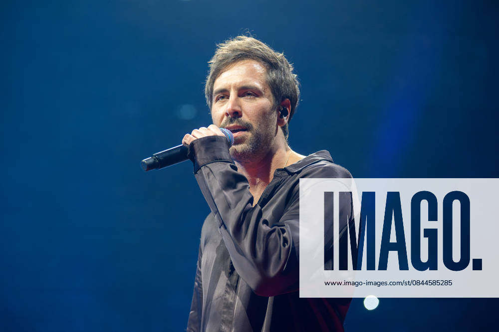 Max Giesinger Max Giesinger, German singer, songwriter and music producer , Holiday on Ice CINEMA OF DREAMS, Premiere in Munich with guest star Max Giesinger, 02 01 2026 Muenchen Bayern Germany