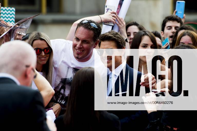 Mission Impossible - Fallout Premiere in Paris Tom Cruise signant des autographes CELEBRITES : Avant Premiere Fall Out - Mission Impossible - Paris - 12 07 2018 JBAutissier Panoramic