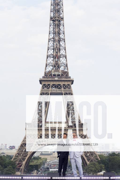Mission Impossible - Fallout Premiere in Paris Tom Cruise et Christopher McQuarrie (realisateur) CELEBRITES : Avant Premiere Fall Out - Mission Impossible - Paris - 12 07 2018 JBAutissier Panoramic