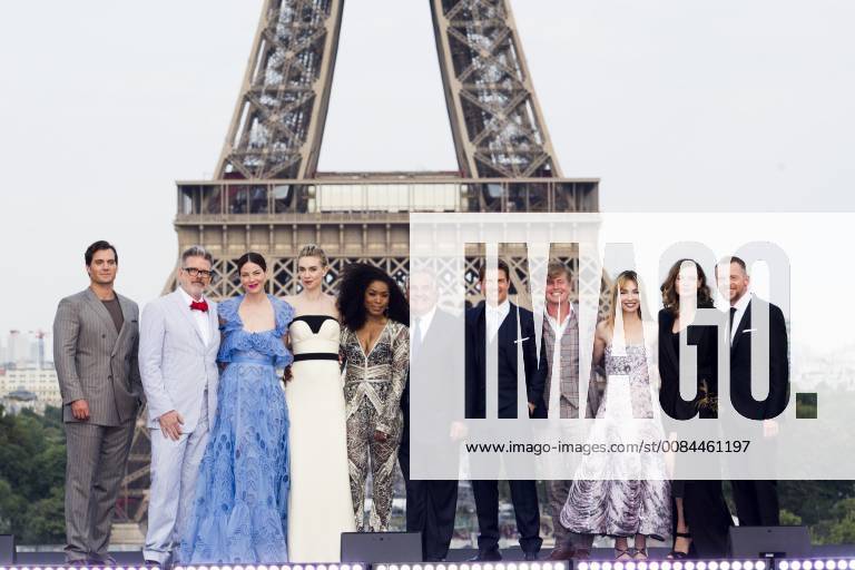 Mission Impossible - Fallout Premiere in Paris Tom Cruise et l equipe du Film posant devant la Tour Eiffel Christopher McQuarrie (realisateur) Henry Cavill Rebecca Ferguson Simon Pegg Angela Bassett Vanessa Kirby Michele Monaghan Alix Benezech CELEBRITES : Avant Premiere Fall Out - Mission Impossible - Paris - 12 07 2018 JBAutissier Panoramic