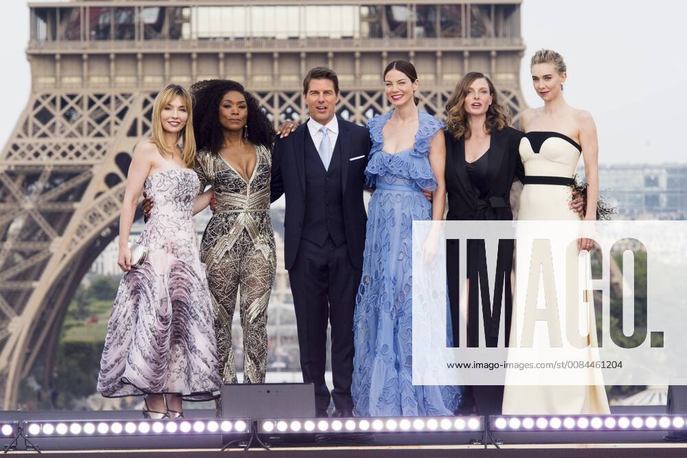 Mission Impossible - Fallout Premiere in Paris Tom Cruise et les actrices du film Alix Benezech Angela Bassett Michele Monaghan Rebecca Ferguson Vanessa Kirby CELEBRITES : Avant Premiere Fall Out - Mission Impossible - Paris - 12 07 2018 JBAutissier Panoramic