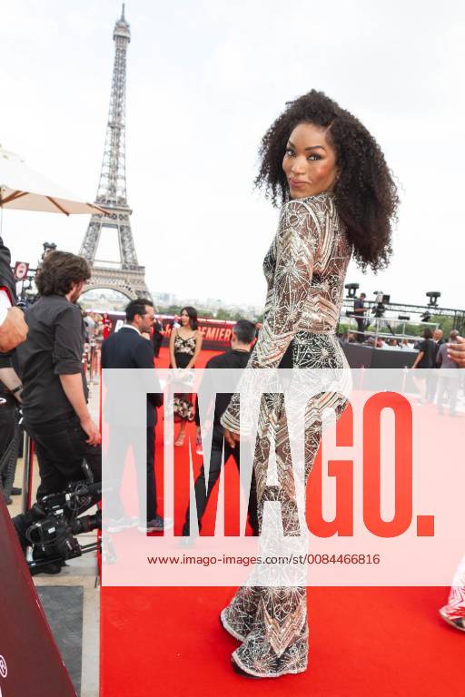 Tapis rouge de l avant-premiere mondiale du film Mission Impossible: Fallout .Angela Bassett. Mission: Impossible. Fallout premiere in Paris in front of the Eiffel Tower. 228431 2018-07-12 Trocadero Paris France