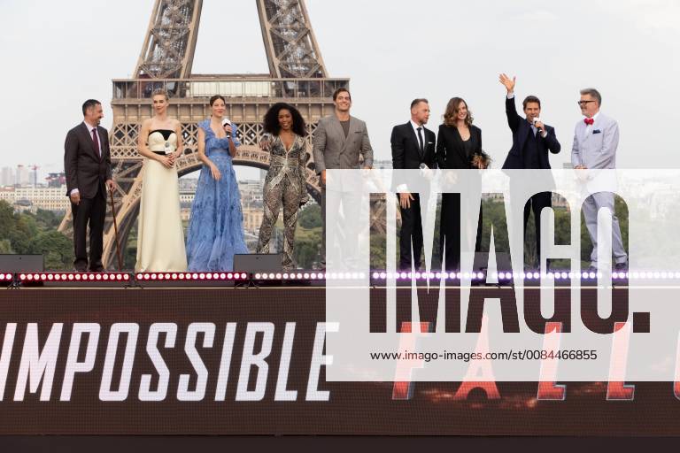 Tapis rouge de l avant-premiere mondiale du film Mission Impossible: Fallout . Jake Myers, Vanessa Kirby, Michelle Monaghan, Angela Bassett, Henry Cavill, Simon Pegg, Rebecca Ferguson, Tom Cruise et Christophe McQuarrie Mission: Impossible. Fallout premiere in Paris in front of the Eiffel Tower. 228431 2018-07-12 Trocadero Paris France
