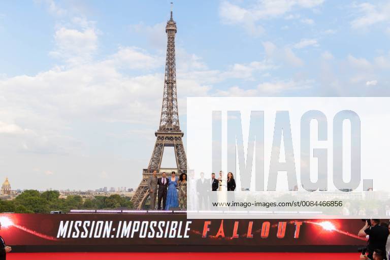 Tapis rouge de l avant-premiere mondiale du film Mission Impossible: Fallout . Henry Cavill, Jake Myers, Michelle Monaghan, Angela Bassett, Christophe McQuarrie, Tom Cruise, Simon Pegg, Vanessa Kirby et Rebecca Ferguson Mission: Impossible. Fallout premiere in Paris in front of the Eiffel Tower. 228431 2018-07-12 Trocadero Paris France