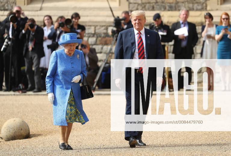 Voyage de Donald Trump au Royaume-Uni: rencontre avec la reine Elizabeth. PAP07181970 Queen Elizabeth II stands with US President Donald Trump and his wife, Melania, in the Grand Corridor during their visit to Windsor Castle in Berkshire. 228468 2018-07-13 Windsor Royaume Uni