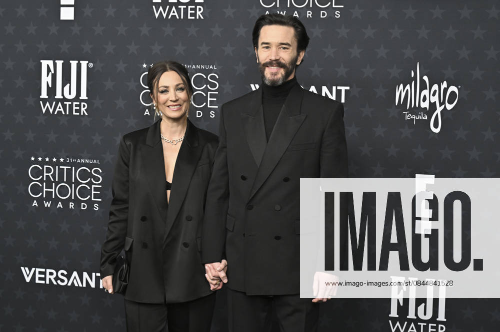 Kaley Cuoco and Tom Pelphrey at the 31 Critics Choice Awards 2026 at the Barker Hangar Santa Monica, 04 01 2026 Foto:xD.xStarbuckx xFuturexImagex critics_choice_6255