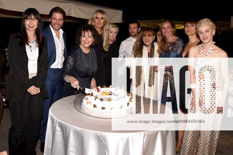 Taormina: Cinematographic Nations Award Evening. Photo: The cake, with Urania Giulia Papatheu, Daniel Bruhl, Claudia Cardinale, Tiziana Rocca, Piera Detassis, Vinicio Marchioni, Piera Degli Esposti, Stefania Prestigiacomo, Lucia Ocone and Marina Rocco
