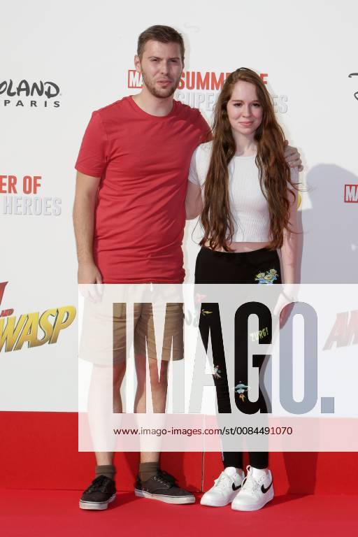 Avant-premiere europeenne de Ant-Man Guepe au Studio Theater de Disneyland Paris.Miss Jirachi avec un ami. 228502 2018-07-14 Marne la Vallee France