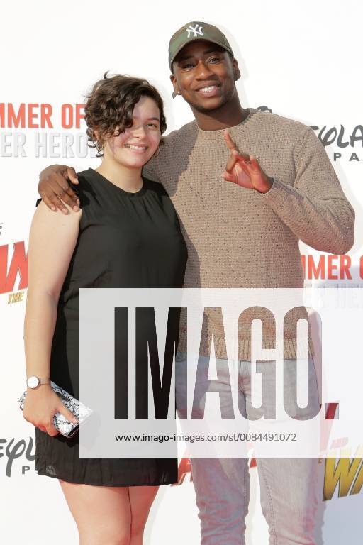 Avant-premiere europeenne de Ant-Man Guepe au Studio Theater de Disneyland Paris.Toniolife avec une amie. 228502 2018-07-14 Marne la Vallee France