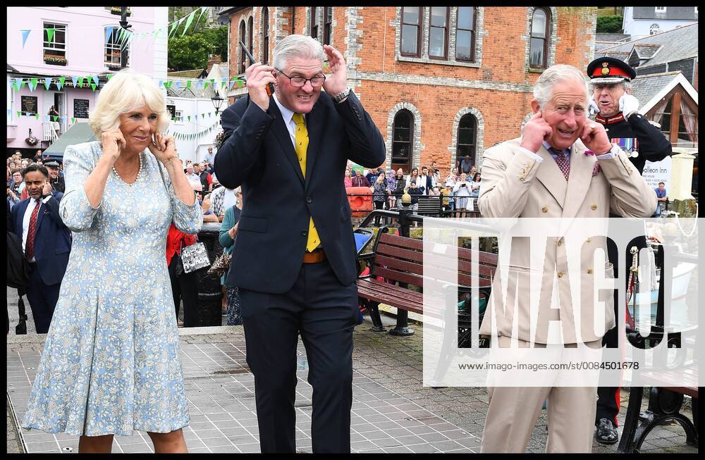 . 16 07 2018. Fowey, United Kingdom. Prince Charles the Duchess of Cornwall visit Cornwall. The Duke and Duchess of Cornwall put their fingers in their ears as the cannon gun is fired to launch the gig race as they visit the celebration of Fowey festival meeting local businesses, representatives from Fowey gig club and members of the RNLI on Fowey Quay. xAndrewxParsonsx xi-Imagesx IIM-18220-0018