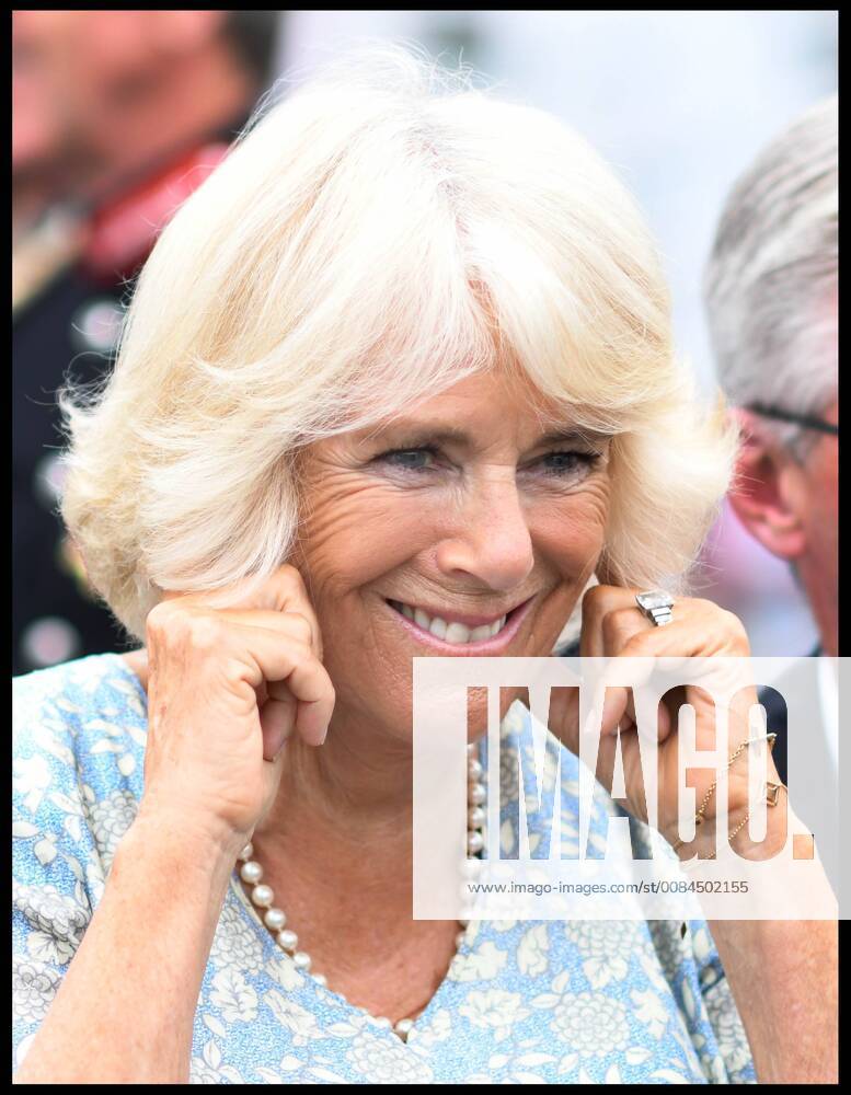 Prinz Charles und Camilla besuchen Cornwall . 16 07 2018. Fowey, United Kingdom. Prince Charles the Duchess of Cornwall visit Cornwall. The Duke and Duchess of Cornwall put their fingers in their ears as the cannon gun is fired to launch the gig race as they visit the celebration of Fowey festival meeting local businesses, representatives from Fowey gig club and members of the RNLI on Fowey Quay. xAndrewxParsonsx xi-Imagesx IIM-18220-0025